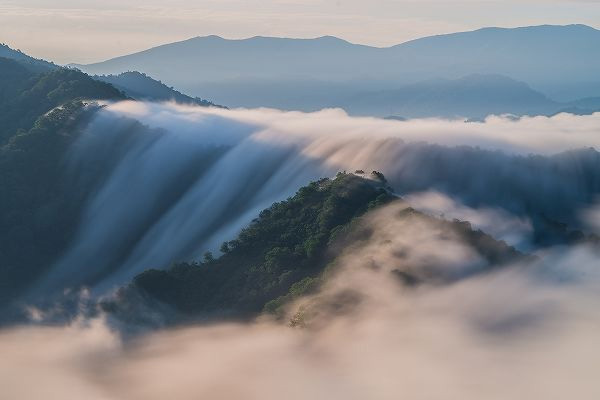 眼下に雲が流れ落ちる絶景「枝折峠の滝雲」